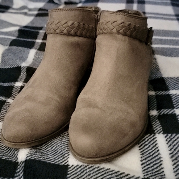 Womans booties ! - Picture 3 of 4